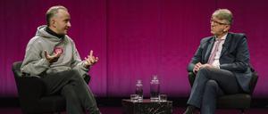 Der Satiriker Jan Böhmermann im Gespräch mit Kulturstaatsminister Wolfram Weimer im Haus der Kulturen der Welt im Rahmen der Ausstellung „Die Möglichkeit der Unvernunft“.  