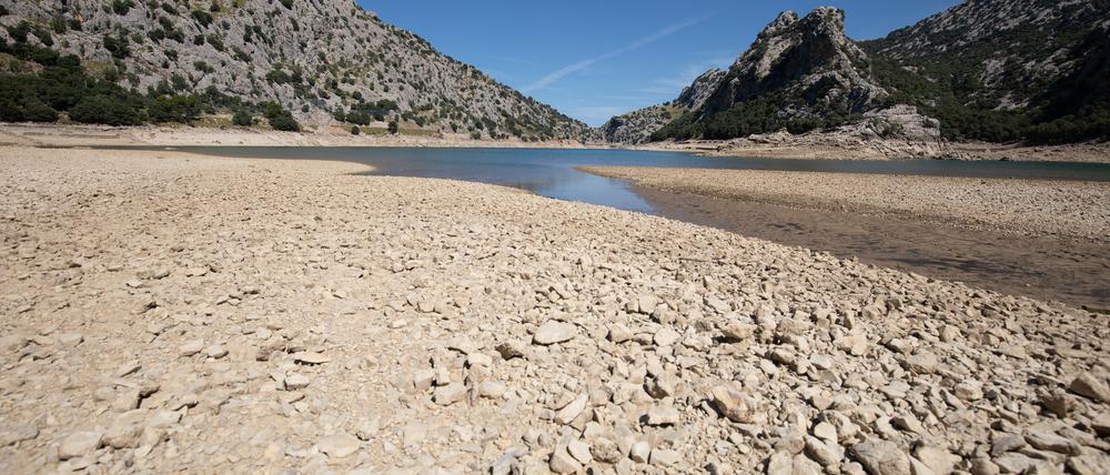 Das Wasserreservoir Gorg Blau im Tramuntana-Gebirge, das Palma auf Mallorca versorgt, war im September recht leer. (Archivbild)