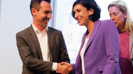 In der Stichwahl der Oberbürgermeisterwahl in Potsdam treten SPD-Kandidat Severin Fischer (l) und die parteilose Bewerberin Noosha Aubel gegeneinander an. In der ersten Runde lag Aubel vorn. (Archivbild)