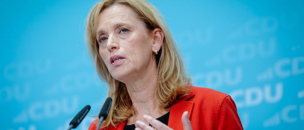 Bildungsministerin Prien berichtet von Überlegungen unter Juden, ob sie sich vorsorglich ein Finanzpolster im Ausland anlegen sollen. 