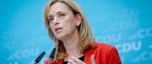 Bildungsministerin Prien berichtet von Überlegungen unter Juden, ob sie sich vorsorglich ein Finanzpolster im Ausland anlegen sollen. 