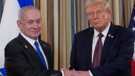 Israels Ministerpräsident Benjamin Netanjahu schüttelt US-Präsident Donald Trump nach einer Pressekonferenz im State Dining Room des Weißen Hauses die Hand. (Archivfoto).
