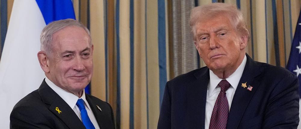 Israels Ministerpräsident Benjamin Netanjahu schüttelt US-Präsident Donald Trump nach einer Pressekonferenz im State Dining Room des Weißen Hauses die Hand. (Archivfoto).