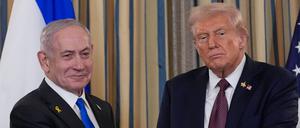 Israels Ministerpräsident Benjamin Netanjahu schüttelt US-Präsident Donald Trump nach einer Pressekonferenz im State Dining Room des Weißen Hauses die Hand. (Archivfoto).