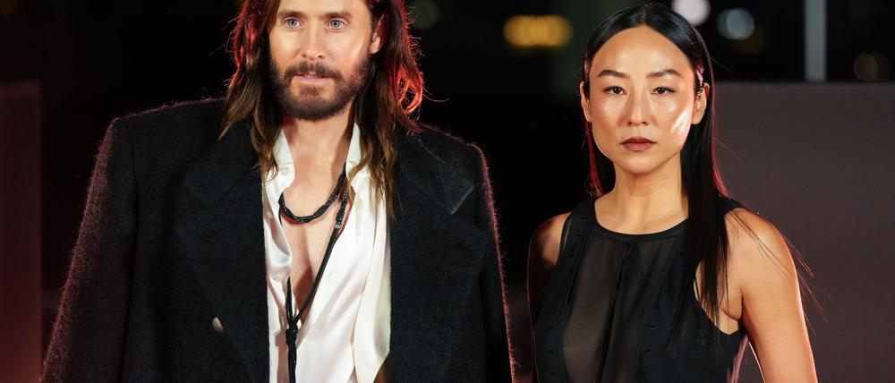 Jared Leto (links) ist im Film Ares, ein Programm, das als KI-Soldat in die reale Welt eintritt - hier ist er bei einem Fototermin mit Kollegin Greta Lee in Berlin zu sehen. (Archivbild)