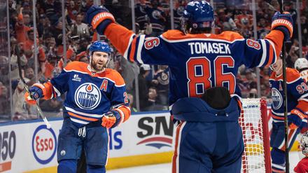 Leon Draisaitl (links) hat das 400. NHL-Tor seiner Karriere erzielt. 