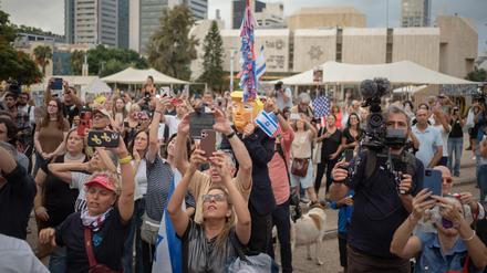 Tel Aviv, Donnerstagmorgen: Menschen versammeln sich auf dem Geiselplatz, um das Waffenstillstandsabkommen zu feiern. 