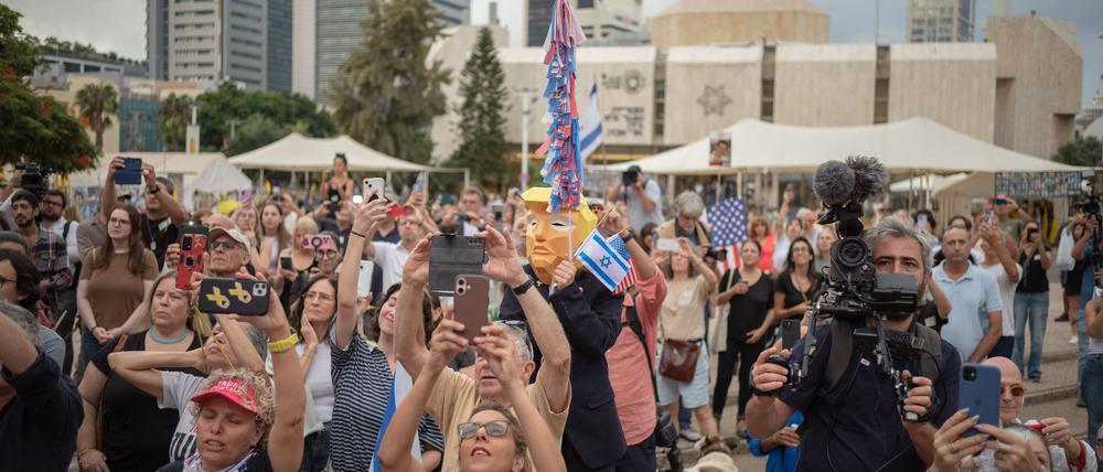 Tel Aviv, Donnerstagmorgen: Menschen versammeln sich auf dem Geiselplatz, um das Waffenstillstandsabkommen zu feiern. 