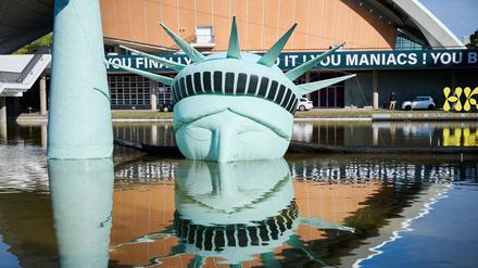 Vor dem Haus der Kulturen der Welt geht der Freiheitsstatue immer wieder die Luft aus.
