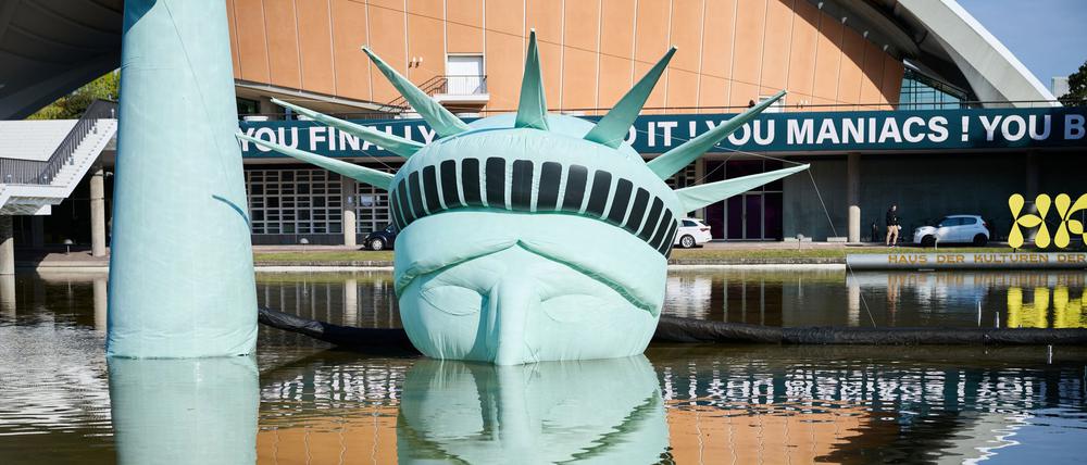 Vor dem Haus der Kulturen der Welt geht der Freiheitsstatue immer wieder die Luft aus.