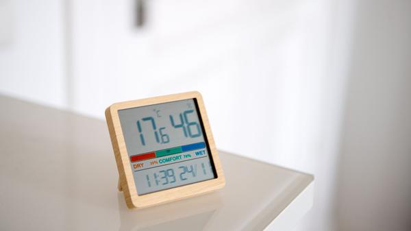 Mit einem Hygrometer lässt sich die Luftfeuchtigkeit messen. Vor Wänden und Co. sollte sie nicht zu lange über 50 Prozent liegen. 