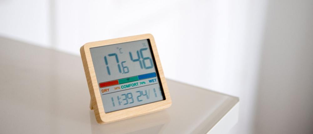 Mit einem Hygrometer lässt sich die Luftfeuchtigkeit messen. Vor Wänden und Co. sollte sie nicht zu lange über 50 Prozent liegen.