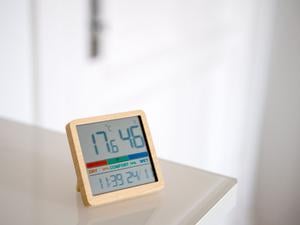 Mit einem Hygrometer lässt sich die Luftfeuchtigkeit messen. Vor Wänden und Co. sollte sie nicht zu lange über 50 Prozent liegen. 