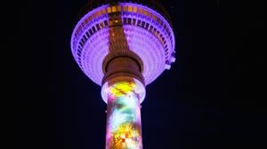 Der Berliner Fernsehturm wird während der Generalprobe für das 21. Festival of Lights Berlin unter dem Motto „Let’s Shine Together“ angestrahlt. (Archivbild)