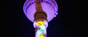 Der Berliner Fernsehturm wird während der Generalprobe für das 21. Festival of Lights Berlin unter dem Motto „Let’s Shine Together“ angestrahlt. 