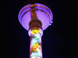 Der Berliner Fernsehturm wird während der Generalprobe für das 21. Festival of Lights Berlin unter dem Motto „Let’s Shine Together“ angestrahlt. (Archivbild)