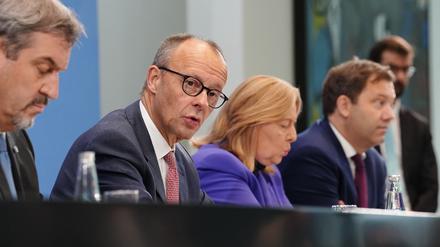 09.10.2025, Berlin: Nach dem Koalitionsausschuss geben Markus Söder (l-r), Ministerpräsident von Bayern und Vorsitzender der CSU, Friedrich Merz, Bundeskanzler und Bundesvorsitzender der CDU, Bärbel Bas, Bundesministerin für Arbeit und Soziales und Bundesvorsitzende der SPD, und Lars Klingbeil, Bundesminister der Finanzen und Bundesvorsitzender der SPD zur Bekanntgabe von Ergebnissen im Bundeskanzleramt eine Pressekonferenz. Foto: Kay Nietfeld/dpa +++ dpa-Bildfunk +++