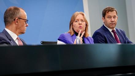 Bundeskanzler Friedrich Merz (CDU), Bärbel Bas (SPD), Bundesministerin für Arbeit und Soziales und SPD-Parteivorsitzende, und Lars Klingbeil (SPD), Bundesminister der Finanzen, Vizekanzler und SPD-Bundesvorsitzender, geben eine Pressekonferenz nach dem Koalitionsausschuss im Bundeskanzleramt. 