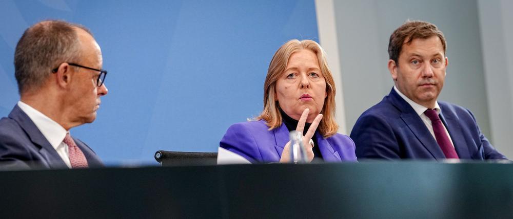 Bundeskanzler Friedrich Merz (CDU), Bärbel Bas (SPD), Bundesministerin für Arbeit und Soziales und SPD-Parteivorsitzende, und Lars Klingbeil (SPD), Bundesminister der Finanzen, Vizekanzler und SPD-Bundesvorsitzender, geben eine Pressekonferenz nach dem Koalitionsausschuss im Bundeskanzleramt.