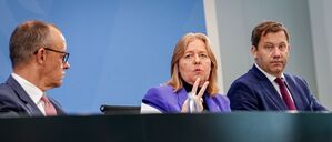 Bundeskanzler Friedrich Merz (CDU), Bärbel Bas (SPD), Bundesministerin für Arbeit und Soziales und SPD-Parteivorsitzende, und Lars Klingbeil (SPD), Bundesminister der Finanzen, Vizekanzler und SPD-Bundesvorsitzender, geben eine Pressekonferenz nach dem Koalitionsausschuss im Bundeskanzleramt.