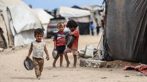 Die humanitäre Lage in Gaza ist katastrophal. Viele Kinder sind stark unterernährt, obwohl Hilfsmittel bereitstehen.