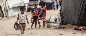 Die humanitäre Lage in Gaza ist katastrophal. Viele Kinder sind stark unterernährt, obwohl Hilfsmittel bereitstehen.