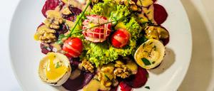 Bodenständig: Rote Bete mit Radieschen-Garnitur im  Restaurant Marjellchen.