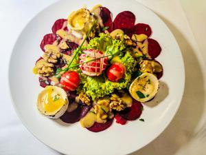 Bodenständig: Rote Bete mit Radieschen-Garnitur im  Restaurant Marjellchen.
