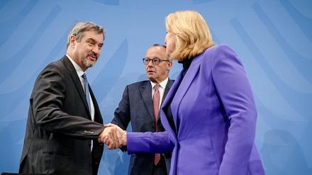 Erzielen Einigungen in einigen Punkten: CSU-Chef Markus Söder, Bundeskanzler Friedrich Merz (CDU), und Bärbel Bas (SPD), Bundesministerin für Arbeit und Soziales und SPD-Parteivorsitzende.