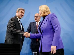 Erzielen Einigungen in einigen Punkten: CSU-Chef Markus Söder, Bundeskanzler Friedrich Merz (CDU), und Bärbel Bas (SPD), Bundesministerin für Arbeit und Soziales und SPD-Parteivorsitzende.