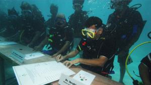 Um auf die Bedrohung seines Landes durch den Klimawandel aufmerksam zu machen, berief der maledivische Präsident Mohamed
Nasheed sein Kabinett am 1. Januar 2000 zu einer Unterwassersitzung ein.