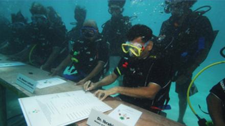 Um auf die Bedrohung seines Landes durch den Klimawandel aufmerksam zu machen, berief der maledivische Präsident Mohamed
Nasheed sein Kabinett am 1. Januar 2000 zu einer Unterwassersitzung ein.