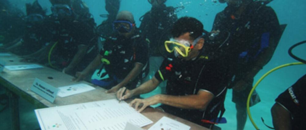 Um auf die Bedrohung seines Landes durch den Klimawandel aufmerksam zu machen, berief der maledivische Präsident Mohamed
Nasheed sein Kabinett am 1. Januar 2000 zu einer Unterwassersitzung ein.
