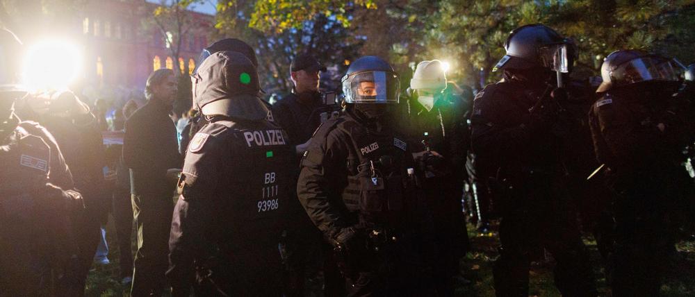 Über Stunden wurden Demonstranten am Alexanderplatz eingeschlossen. (Archivbild)