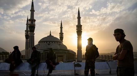 Afghanistan, Kabul: Taliban stehen Wache auf dem Nadir-Khan-Hügel in Kabul.