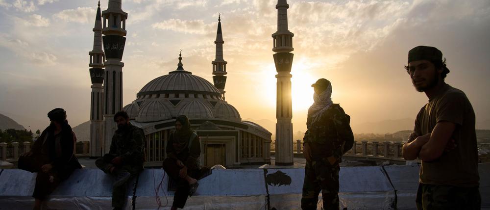 Afghanistan, Kabul: Taliban stehen Wache auf dem Nadir-Khan-Hügel in Kabul.
