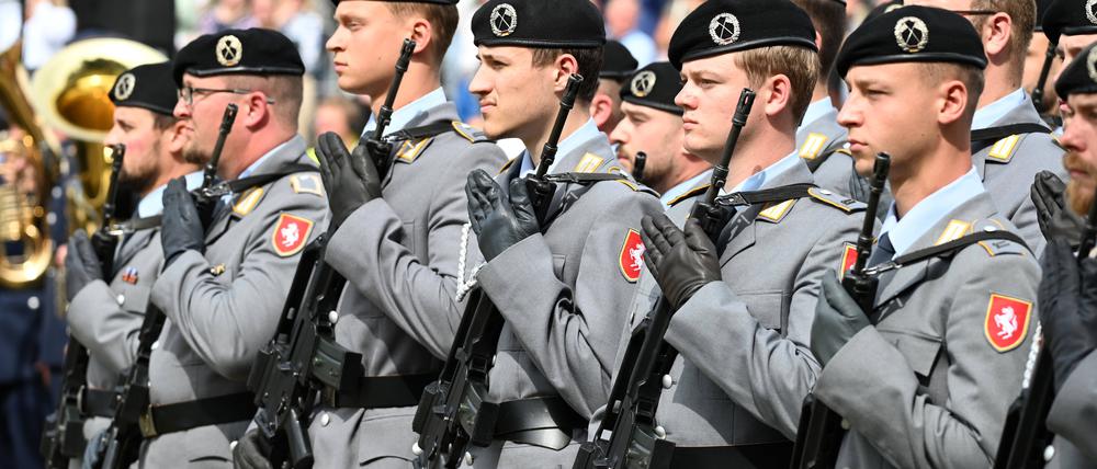 Soldaten der Bundeswehr beim Feierlichen Gelöbnis: Kann Deutschland mit Freiwilligkeit „wehrtüchtig“ werden?