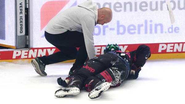 Ein häufiges Bild derzeit: Ein Eisbärenprofi braucht medizinische Hilfe. 