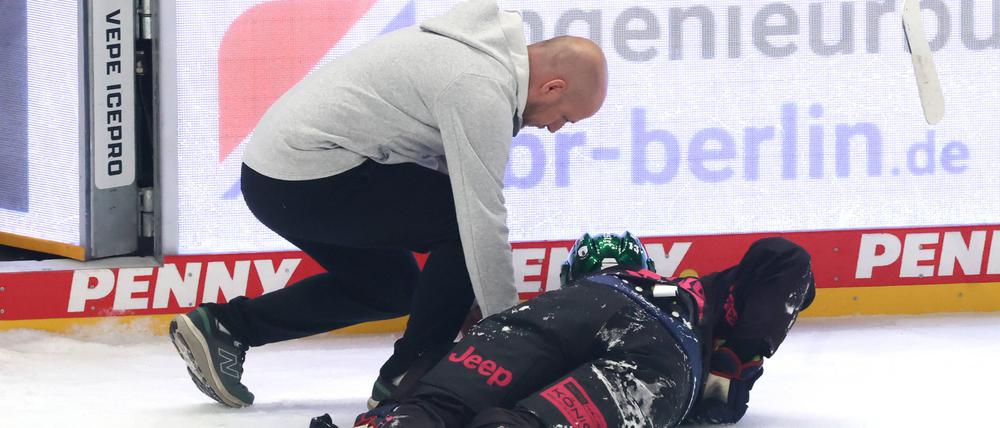 Ein häufiges Bild derzeit: Ein Eisbärenprofi braucht medizinische Hilfe.