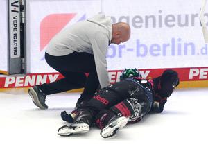 Ein häufiges Bild derzeit: Ein Eisbärenprofi braucht medizinische Hilfe. 