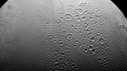Ein Foto, aufgenommen von der Raumsonde Cassini, vom nahen Vorbeiflug am Eismond Enceladus.