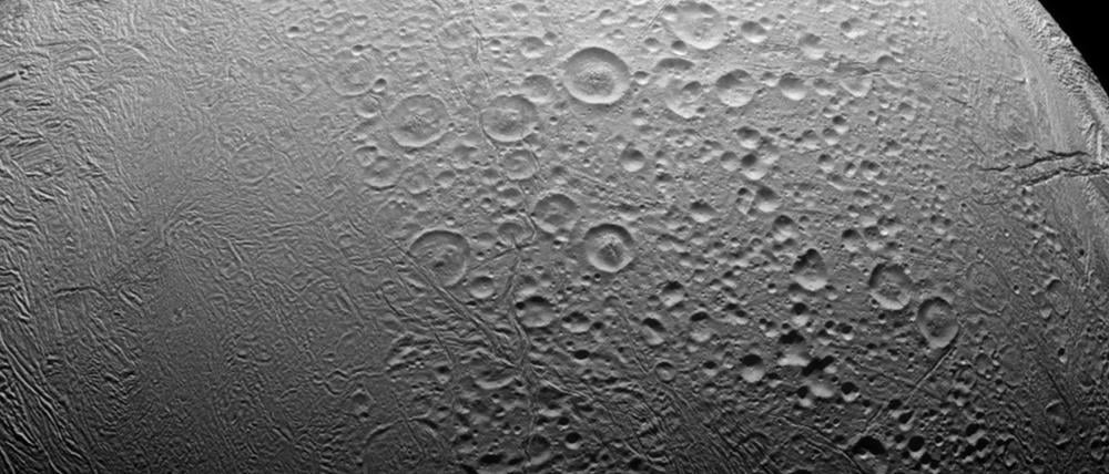 Ein Foto, aufgenommen von der Raumsonde Cassini, vom nahen Vorbeiflug am Eismond Enceladus.