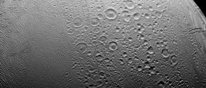 Ein Foto, aufgenommen von der Raumsonde Cassini, vom nahen Vorbeiflug am Eismond Enceladus.