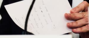 US-Außenminister Marco Rubio schreibt eine Notiz, bevor er sie US-Präsident Trump während eines Gesprächs über die Antifa im State Dining Room im Weißen Haus überreicht.