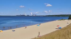 Idylle in der Lausitz? Das geflutete Restloch des Tagesbaus Bärwalde, dahinter das Braunkohlekraftwerk.