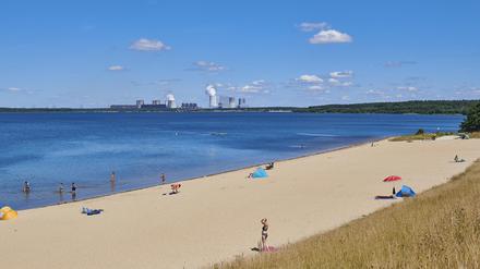 Idylle in der Lausitz? Das geflutete Restloch des Tagesbaus Bärwalde, dahinter das Braunkohlekraftwerk.