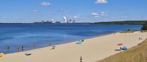 Idylle in der Lausitz? Das geflutete Restloch des Tagesbaus Bärwalde, dahinter das Braunkohlekraftwerk.