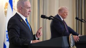 30.09.2025, USA, Washington: Der israelische Ministerpräsident Benjamin Netanjahu spricht während einer Pressekonferenz mit US-Präsident Trump im State Dining Room des Weißen Hauses. Foto: Evan Vucci/AP/dpa +++ dpa-Bildfunk +++