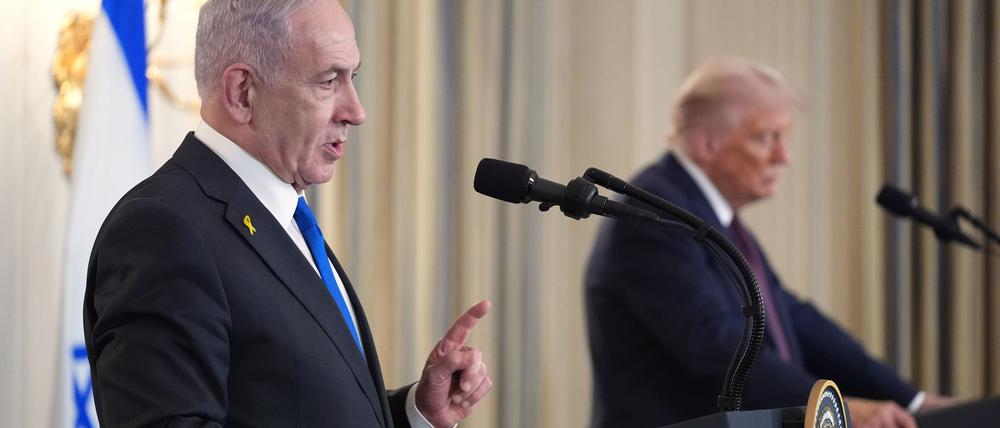 30.09.2025, USA, Washington: Der israelische Ministerpräsident Benjamin Netanjahu spricht während einer Pressekonferenz mit US-Präsident Trump im State Dining Room des Weißen Hauses. Foto: Evan Vucci/AP/dpa +++ dpa-Bildfunk +++