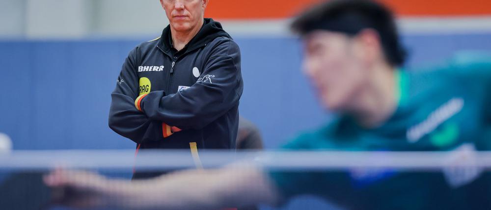 Tischtennis-Bundestrainer Jörg Roßkopf beim Training mit Nationalspieler Dang Qiu.
